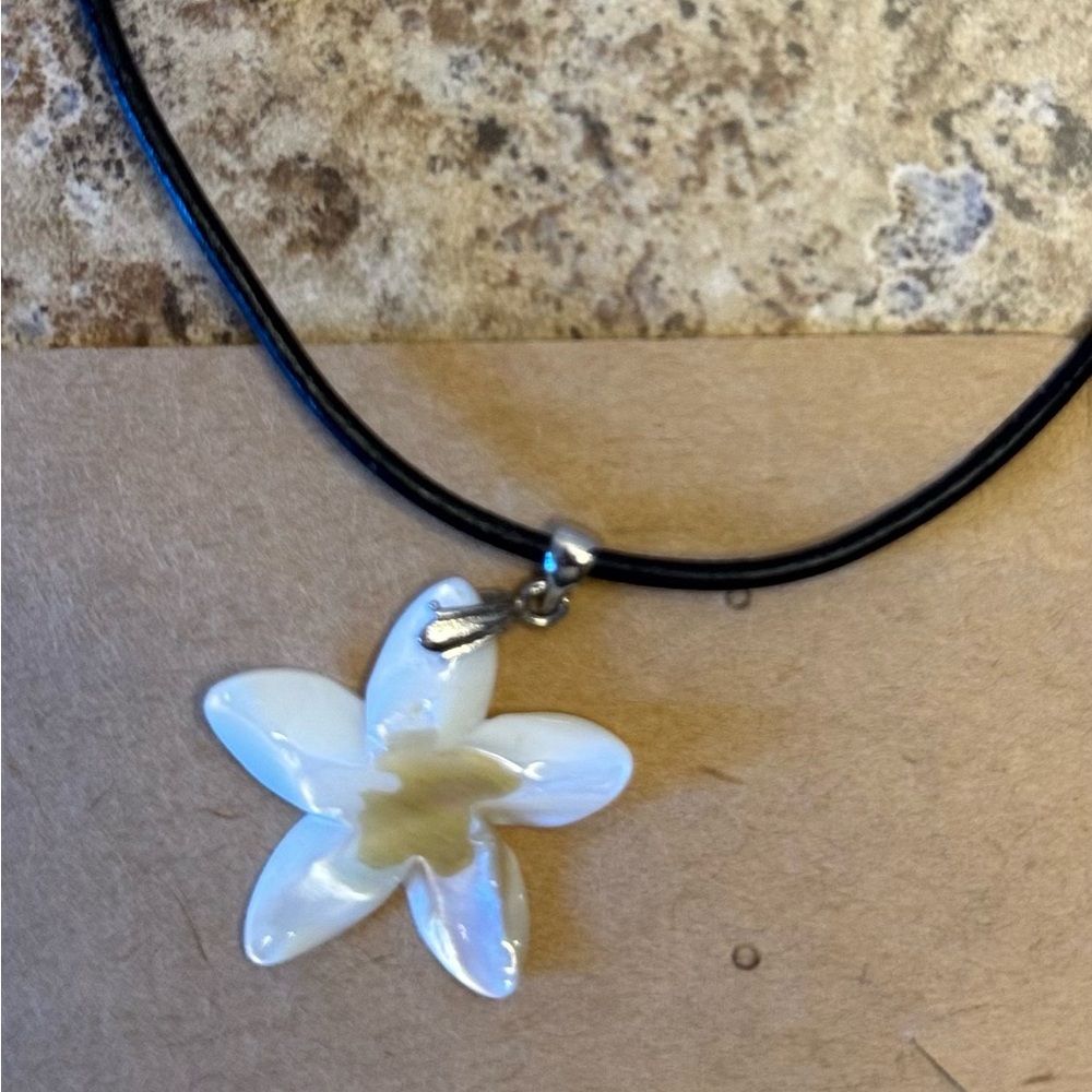 Elegant Floral Pendant Necklace in Gold and White - Picture 2 of 3